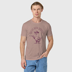 Футболка хлопковая мужская Забавный гусь с пистолетом ковбой - хватит душить, цвет: пыльно-розовый — фото 2