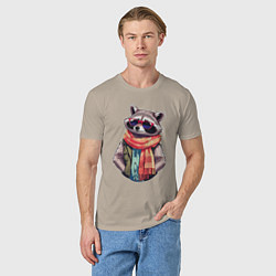 Футболка хлопковая мужская Модный енот в очках и шарфе, цвет: миндальный — фото 2