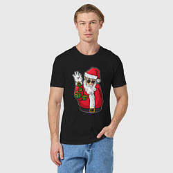 Футболка хлопковая мужская Дед мороз сыплет подарками, цвет: черный — фото 2