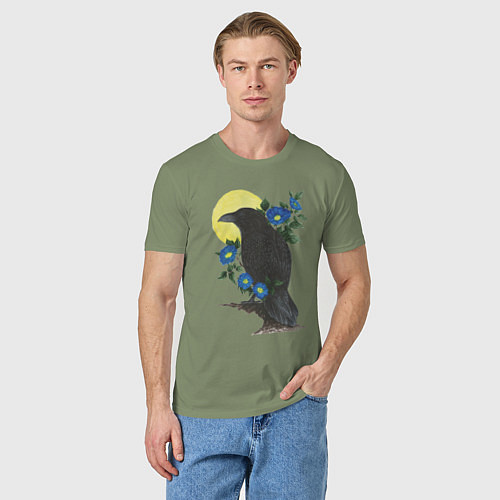 Мужская футболка Чёрный ворон на ветке под луной среди синих цветов / Авокадо – фото 3