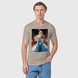 Футболка хлопковая мужская Девушка в вечернем платье играет на скрипке, цвет: миндальный — фото 2