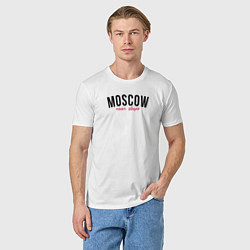 Футболка хлопковая мужская Moscow never sleeps text, цвет: белый — фото 2