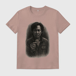 Футболка хлопковая мужская Игрок 456 держит свой жетон - Игра в кальмара, цвет: пыльно-розовый