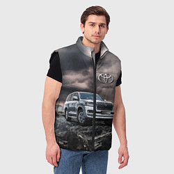 Мужской жилет Toyota Land Cruiser 200 среди скал, цвет: 3D-черный — фото 2