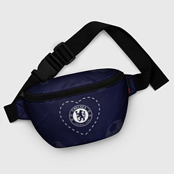 Поясная сумка Лого Chelsea в сердечке на фоне мячей, цвет: 3D-принт — фото 2