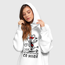 Женское худи-платье Эта ненормальная со мной, цвет: белый — фото 2
