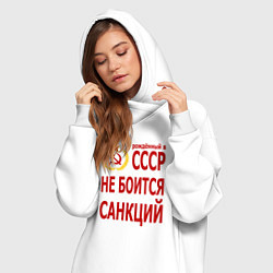 Женское худи-платье Рожденный в СССР не боится санкций, цвет: белый — фото 2