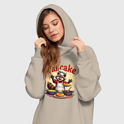 Женское худи-платье Енот готовит панкейки, цвет: миндальный — фото 2
