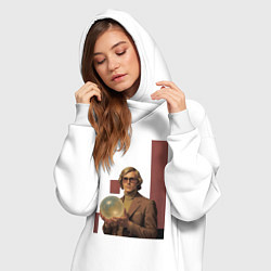 Женское худи-платье Мужчина блондин с магическим шаром ретрофутуризм п, цвет: белый — фото 2