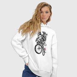 Толстовка оверсайз женская Skeleton on a cool bike, цвет: белый — фото 2