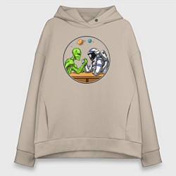Толстовка оверсайз женская Армрестлинг пришелец против космонавта, цвет: миндальный
