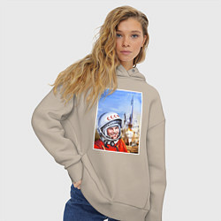 Толстовка оверсайз женская Юрий Гагарин на космодроме, цвет: миндальный — фото 2