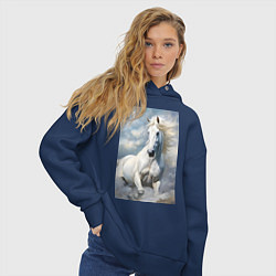 Толстовка оверсайз женская Белая лошадь на фоне неба, цвет: тёмно-синий — фото 2