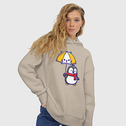 Толстовка оверсайз женская Пингвинчик под зонтом, цвет: миндальный — фото 2
