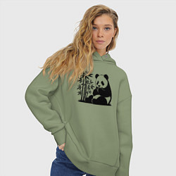 Толстовка оверсайз женская Сидящая чёрная панда рядом с бамбуком, цвет: авокадо — фото 2