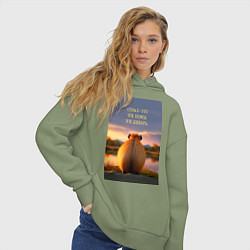 Толстовка оверсайз женская Капибара на берегу реки: страх это не повод не дел, цвет: авокадо — фото 2
