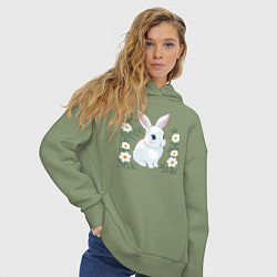 Толстовка оверсайз женская Милый зайчонок на фоне цветов, цвет: авокадо — фото 2