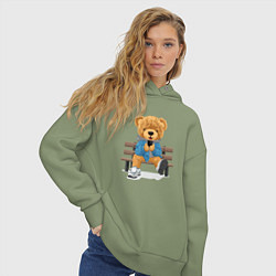Толстовка оверсайз женская Плюшевый медведь на скамейке, цвет: авокадо — фото 2