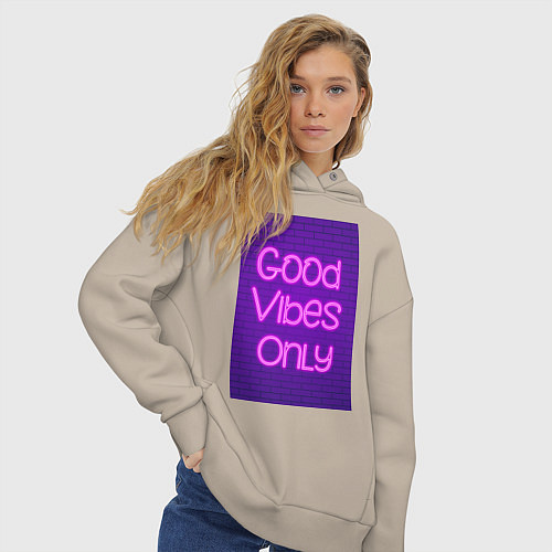 Женское худи оверсайз Неоновая надпись good vibes only и кирпичная стена / Миндальный – фото 3
