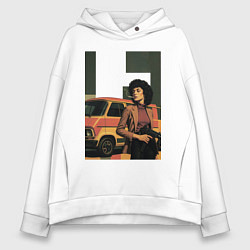 Толстовка оверсайз женская Девушка с автоматом на фоне минивэна ретрофутуризм, цвет: белый