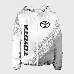 Женская куртка Toyota speed на светлом фоне со следами шин: надпи