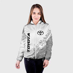 Куртка с капюшоном женская Toyota speed на светлом фоне со следами шин: надпи, цвет: 3D-белый — фото 2