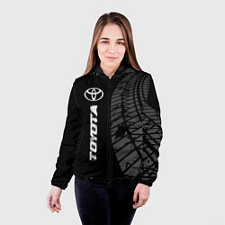 Куртка с капюшоном женская Toyota speed на темном фоне со следами шин: по-вер, цвет: 3D-черный — фото 2