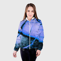 Куртка с капюшоном женская Трещины на абстрактном синем фоне, цвет: 3D-белый — фото 2