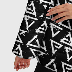 Куртка зимняя женская ЗНАКИ ВЕДЬМАКА БРЫЗГИ СИМВОЛЫ ГЕРАЛЬТА, цвет: 3D-черный — фото 2