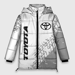 Женская зимняя куртка Toyota speed на светлом фоне со следами шин: надпи