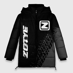 Женская зимняя куртка Zotye speed на темном фоне со следами шин: надпись