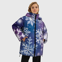 Куртка зимняя женская Снежинки на фиолетово-синем фоне, цвет: 3D-светло-серый — фото 2