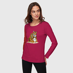 Лонгслив хлопковый женский Тигрица с игривым тигрёнком, цвет: маджента — фото 2