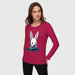 Лонгслив хлопковый женский Зайчонок обнял клубки The bunny hugged the balls, цвет: маджента — фото 2
