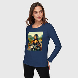 Лонгслив хлопковый женский Mona Lisa on a motorcycle - ai art, цвет: тёмно-синий — фото 2
