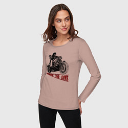 Лонгслив хлопковый женский Байкер на мотоцикле - череп, цвет: пыльно-розовый — фото 2