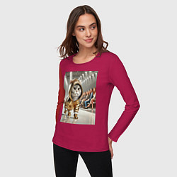 Лонгслив хлопковый женский Серый кот модель на подиуме, цвет: маджента — фото 2