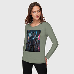 Лонгслив хлопковый женский Железный человек посреди ночного города, цвет: авокадо — фото 2