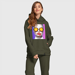 Женский костюм оверсайз Портрет девушки в больших солнечных очках, цвет: хаки — фото 2