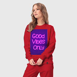 Костюм хлопковый женский Неоновая надпись good vibes only и кирпичная стена, цвет: красный — фото 2