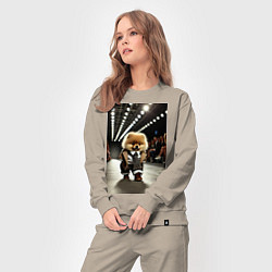 Костюм хлопковый женский Шпиц на подиуме - показ мод животных, цвет: миндальный — фото 2