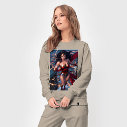 Костюм хлопковый женский Чудо-женщина на крыше с городским фоном, цвет: миндальный — фото 2