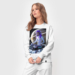 Костюм хлопковый женский Девушка космо DJ на фоне сатурна, цвет: белый — фото 2