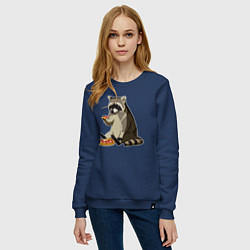 Свитшот хлопковый женский Енот кушает пиццу, цвет: тёмно-синий — фото 2