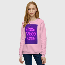 Свитшот хлопковый женский Неоновая надпись good vibes only и кирпичная стена, цвет: светло-розовый — фото 2