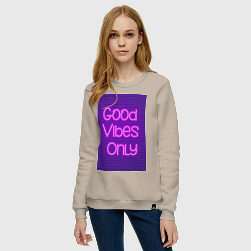 Женский свитшот Неоновая надпись good vibes only и кирпичная стена / Миндальный – фото 3