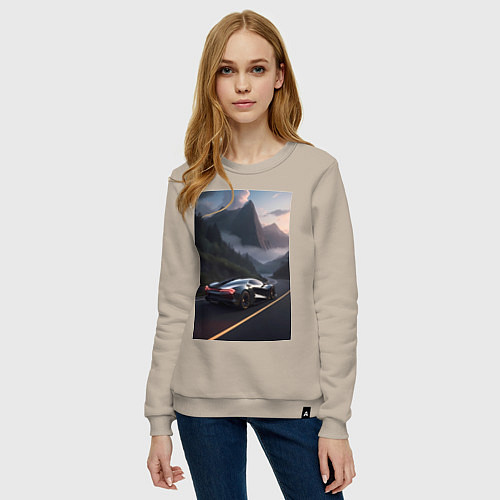 Женский свитшот Черный суперкар едет по горной дороге / Миндальный – фото 3