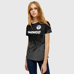 Футболка женская Daewoo speed на темном фоне со следами шин: символ, цвет: 3D-принт — фото 2