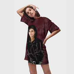 Футболка женская длинная Michael Jackson на бордовом фоне, цвет: 3D-принт — фото 2