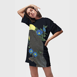 Футболка женская длинная Чёрный ворон на ветке среди синих цветов под луной, цвет: 3D-принт — фото 2